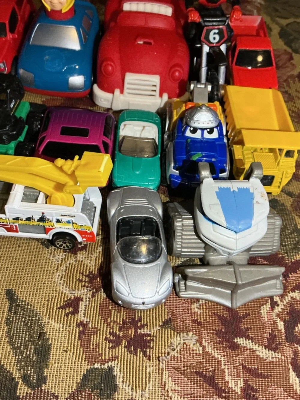 23 Hot wheels Matchbox Maisto mattel and More Toy cars